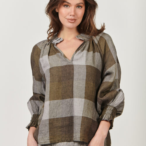 GA483 Peridot Breen Plaid It’s all about shape and texture with GA483, a long-sleeve linen top featuring a luxurious ruffle collar, V-neck, and a balloon sleeve with layers of gathering detail at the cuff. Made from 100% linen, designed to be worn tucked in or loose. The model is 169cm tall and wears a size S equivalent to a size 10