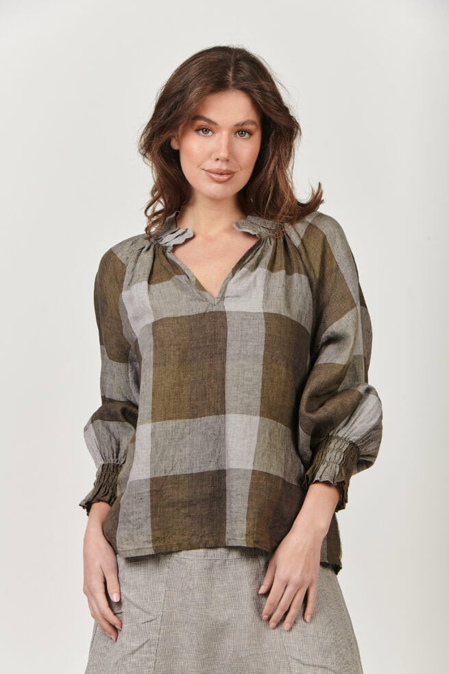 GA483 Peridot Breen Plaid It’s all about shape and texture with GA483, a long-sleeve linen top featuring a luxurious ruffle collar, V-neck, and a balloon sleeve with layers of gathering detail at the cuff. Made from 100% linen, designed to be worn tucked in or loose. The model is 169cm tall and wears a size S equivalent to a size 10