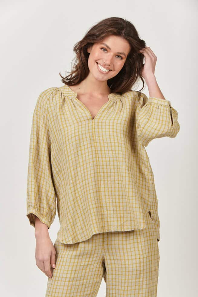 GA470 Kiwi Matrix An elevated twist on the boho blouse look, GA470 is a linen top featuring splitcrew- V-neckline and a relaxed balloon sleeve designed to fall mid-way down the forearm. Made from 100% linen, subtle gathering detail—at the collar, sleeve, and at the back—offer elegant touches. The model is 169cm tall and wears a size S equivalent to a size 10