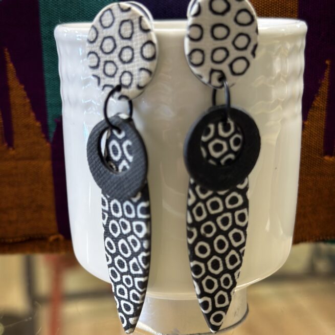 Sammunat Nepal Earrings Black & white points